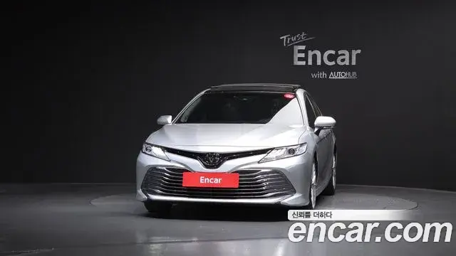 Toyota Camry 2018 — ფოტო 19/30
