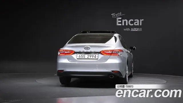 Toyota Camry 2018 — ფოტო 25/30