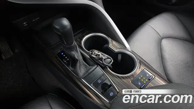 Toyota Camry 2018 — ფოტო 26/30