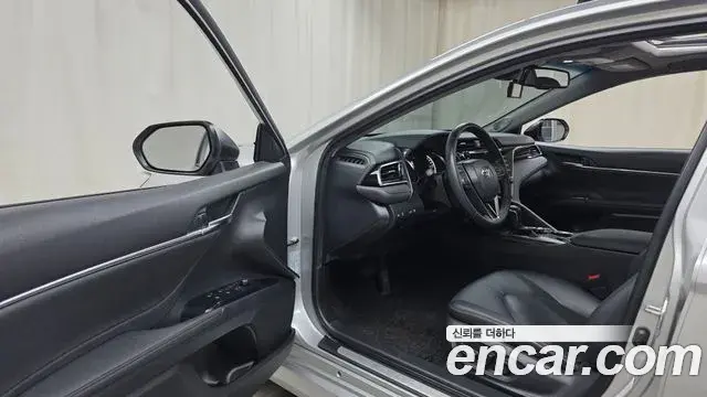 Toyota Camry 2018 — ფოტო 11/30