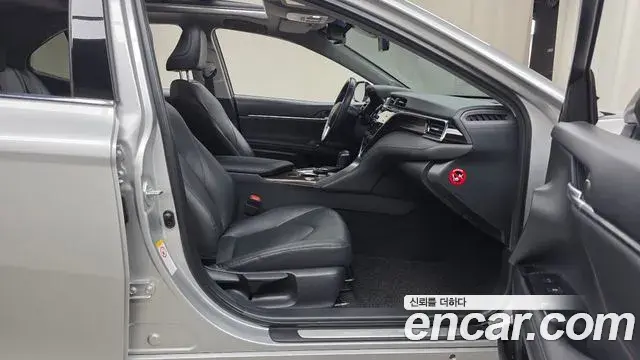 Toyota Camry 2018 — ფოტო 22/30