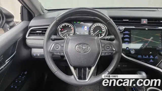 Toyota Camry 2018 — ფოტო 12/30