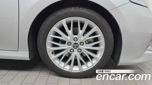 Toyota Camry 2018 — ფოტო 20/30