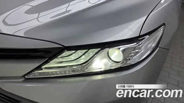 Toyota Camry 2018 — ფოტო 28/30