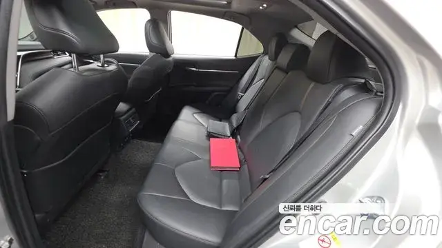 Toyota Camry 2018 — ფოტო 8/30