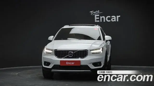 Volvo XC40 2019 — ფოტო 8/30