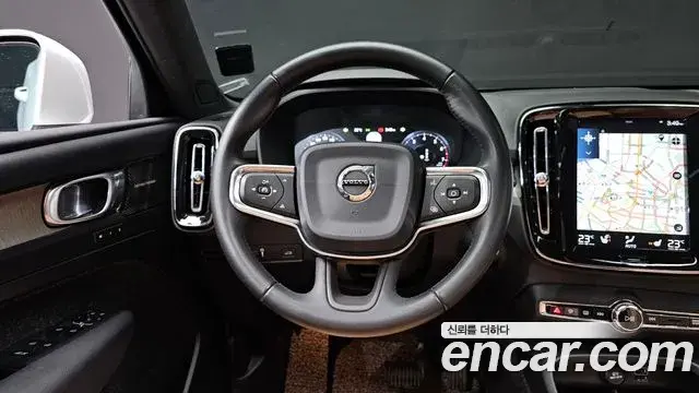 Volvo XC40 2019 — ფოტო 28/30