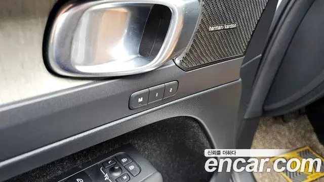 Volvo XC40 2019 — ფოტო 1/30