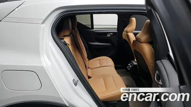 Volvo XC40 2019 — ფოტო 18/30