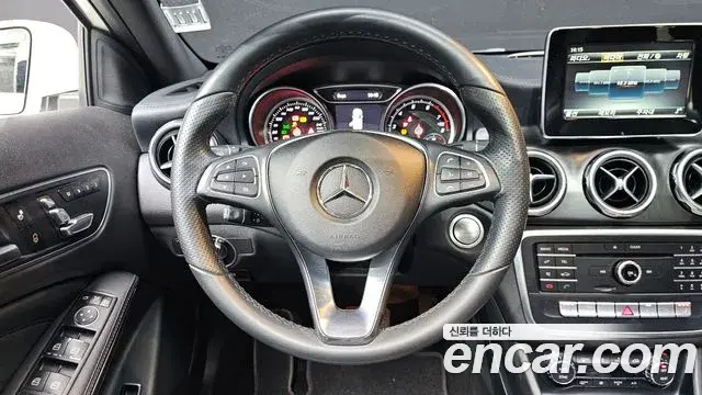 Mercedes-Benz GLA-Class 2018 — Photo 12/20