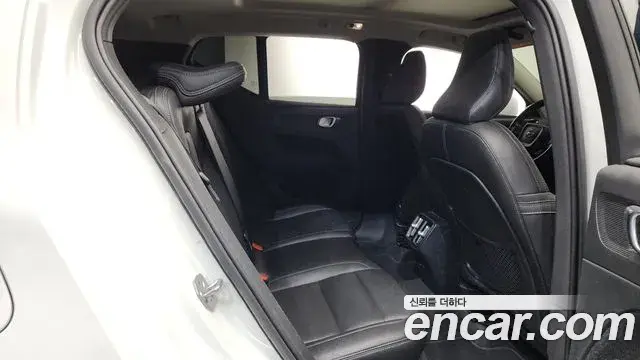 Volvo XC40 2021 — Photo 5/33
