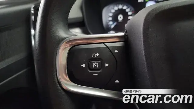 Volvo XC40 2021 — Photo 18/33