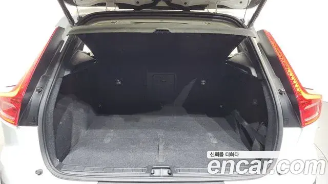 Volvo XC40 2021 — Photo 32/33