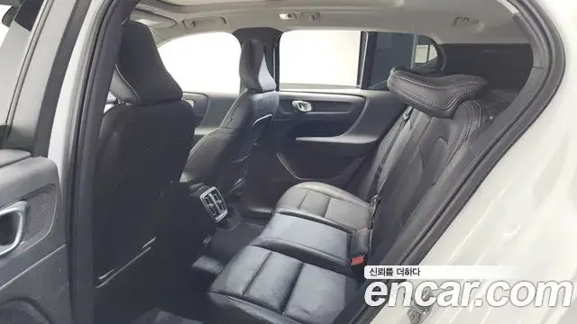 Volvo XC40 2021 — Photo 28/33