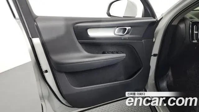 Volvo XC40 2021 — Photo 17/33