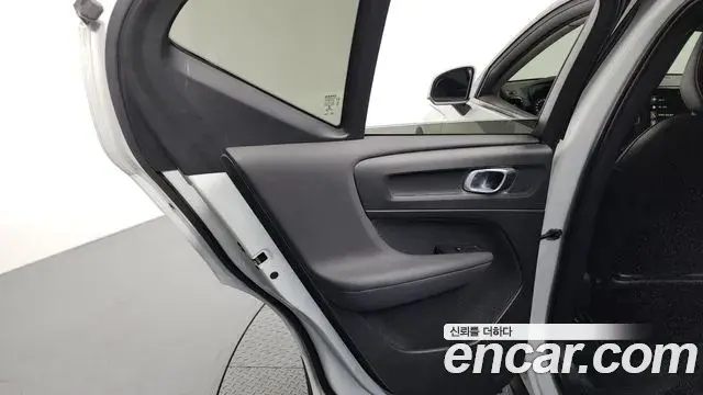 Volvo XC40 2021 — Photo 30/33