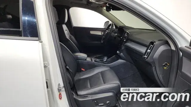 Volvo XC40 2021 — Photo 31/33