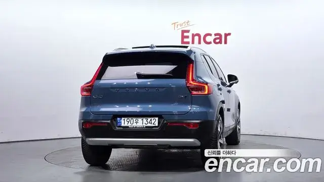 Volvo XC40 2022 — Фото 4/20