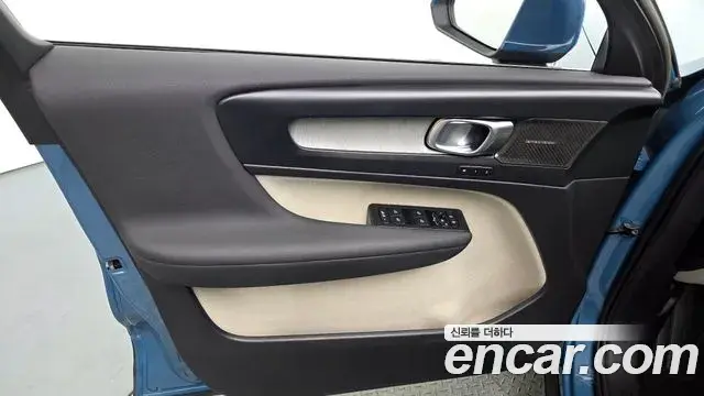 Volvo XC40 2022 — Photo 8/33