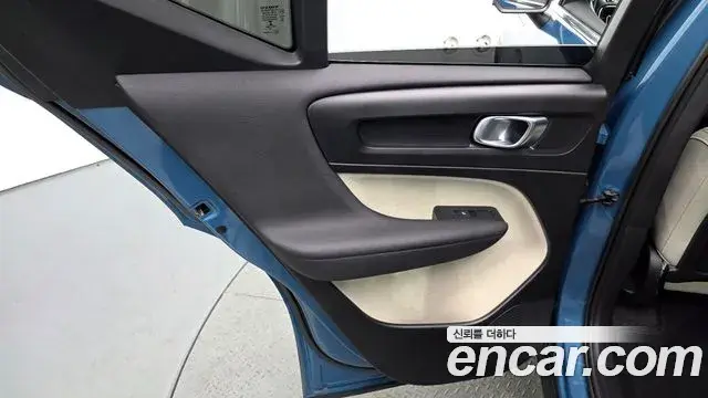 Volvo XC40 2022 — Photo 5/33