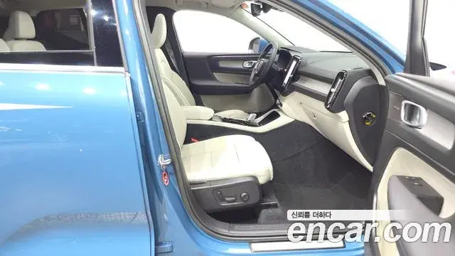 Volvo XC40 2022 — Photo 28/33