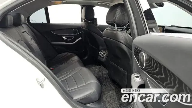 Mercedes-Benz C-Class 2019 — ფოტო 8/20