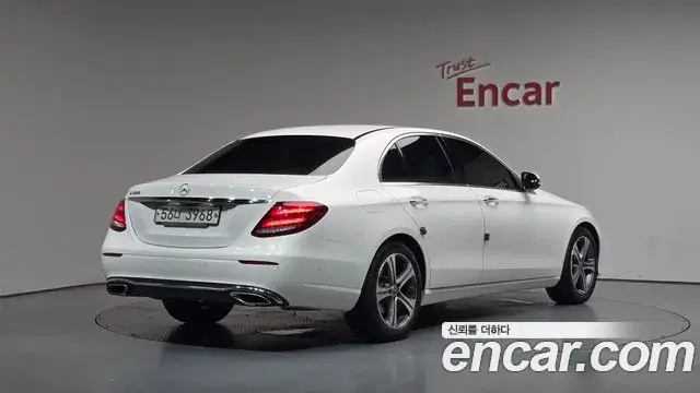 Mercedes-Benz E-Class 2018 — Photo 18/32