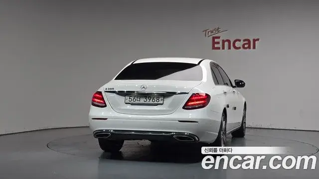 Mercedes-Benz E-Class 2018 — Photo 9/32