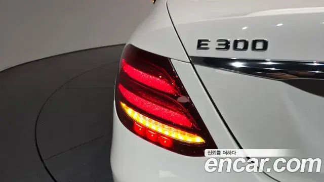 Mercedes-Benz E-Class 2018 — Photo 30/32
