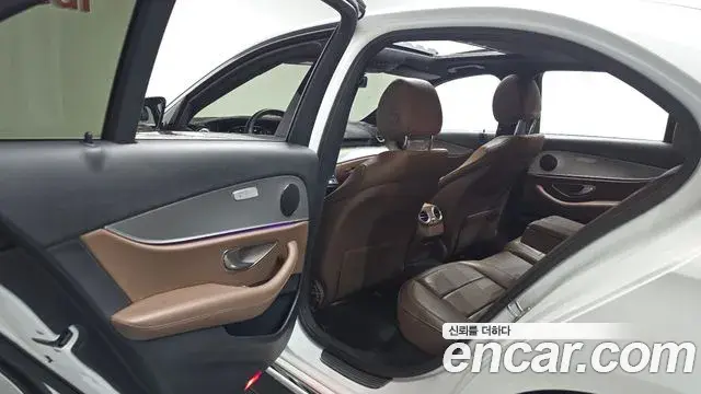Mercedes-Benz E-Class 2018 — Photo 16/32