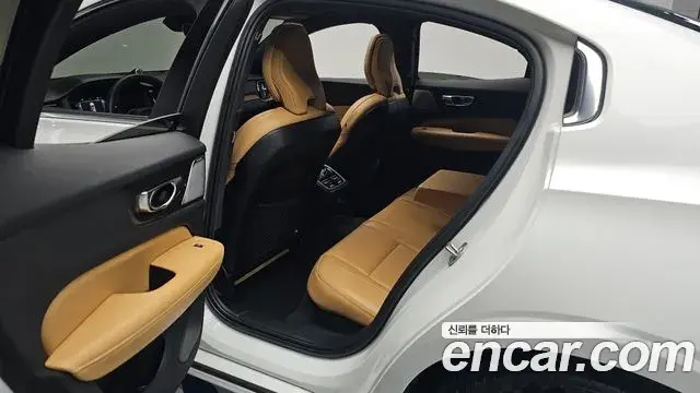 Volvo S60 2023 — ფოტო 1/36