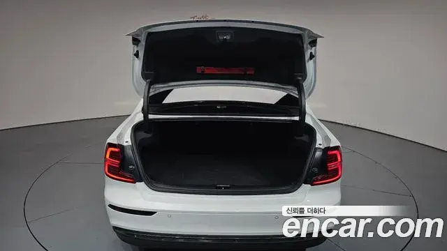 Volvo S60 2023 — ფოტო 13/36