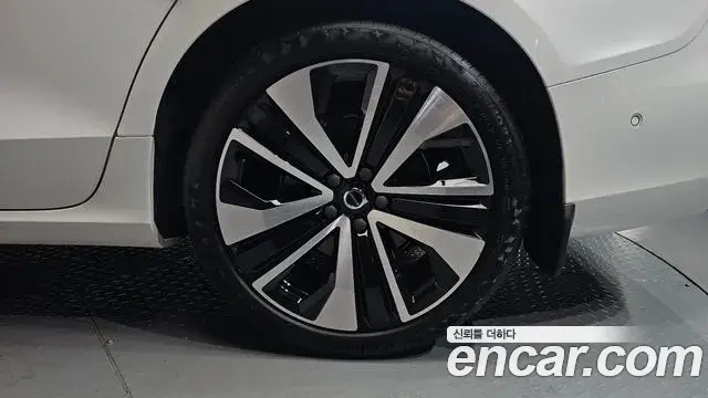 Volvo S60 2023 — ფოტო 25/36