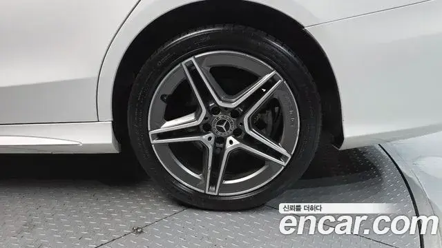 Mercedes-Benz C-Class 2019 — Photo 21/30