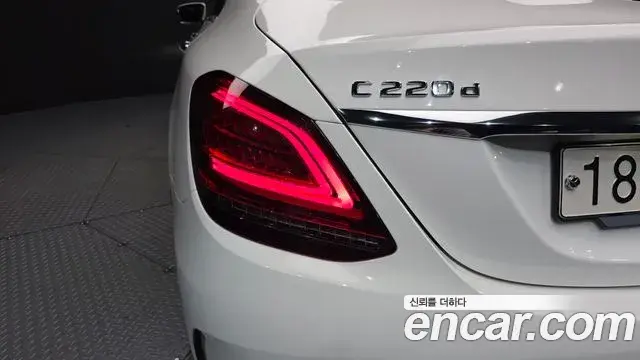 Mercedes-Benz C-Class 2019 — Photo 13/30