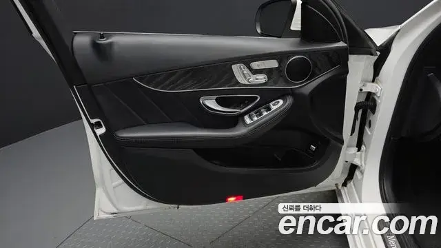 Mercedes-Benz C-Class 2019 — Photo 9/30