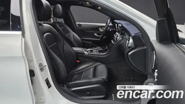 Mercedes-Benz C-Class 2019 — Photo 8/30