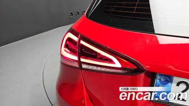 Mercedes-Benz A-Class 2019 — ფოტო 4/30