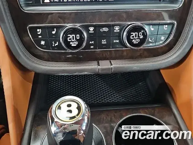 Bentley Bentayga 2019 — Şəkil 13/18