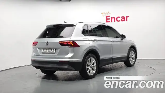 Volkswagen Tiguan 2018 — ფოტო 1/20
