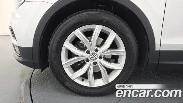 Volkswagen Tiguan 2018 — ფოტო 13/20