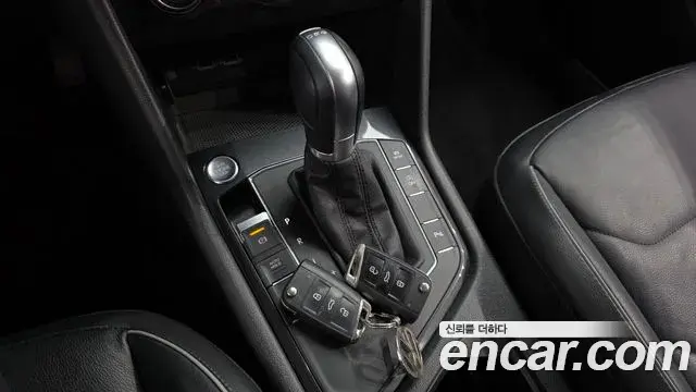 Volkswagen Tiguan 2018 — ფოტო 19/20