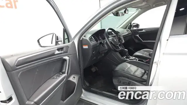 Volkswagen Tiguan 2018 — ფოტო 14/20