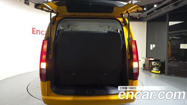 Hyundai Staria 2023 — Şəkil 13/32