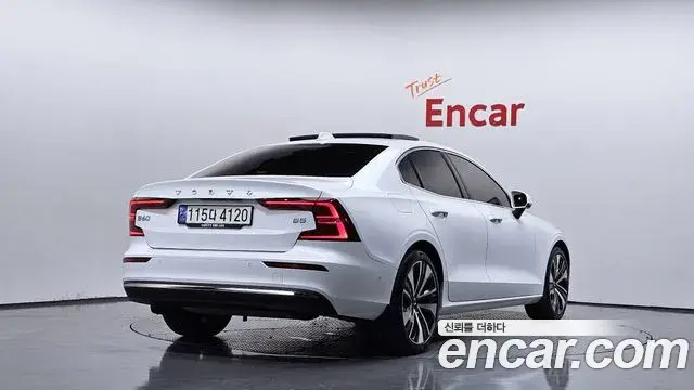 Volvo S60 2023 — Фото 2/20