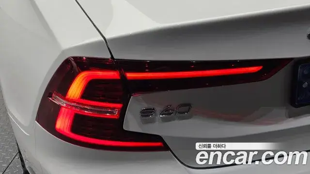 Volvo S60 2023 — Photo 14/38