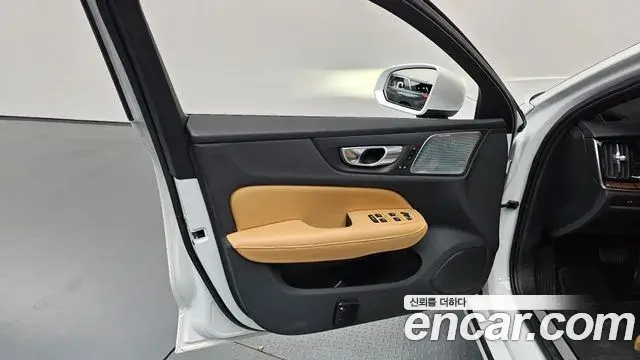 Volvo S60 2023 — Photo 32/38