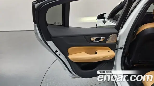 Volvo S60 2023 — Photo 25/38