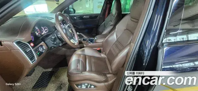 Porsche Cayenne 2021 — Photo 19/20