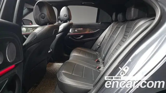 Mercedes-Benz E-Class 2019 — Фото 12/20